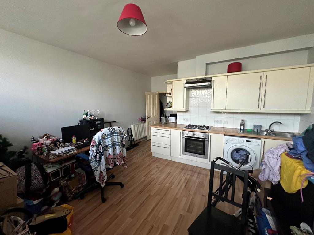 Lot: 127 - FLAT FOR INVESTMENT - Kitchen/Living room